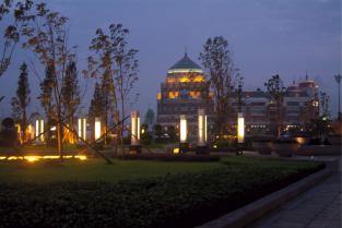 大連[星海國寶]高層住宅庭園夜景